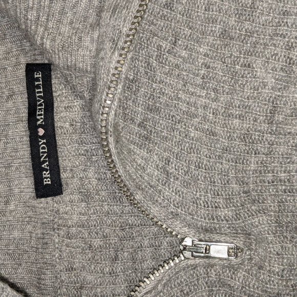 Brandy Melville // Cropped Sweater - Picture 2 of 3